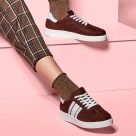 Sneaker Retro mit Flagge Bordeaux – modischer und bequemer Schuh für Hallux valgus und empfindliche Füße von LaShoe.de