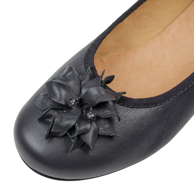 Ballerina mit Blüte Graublau – modischer und bequemer Schuh für Hallux valgus und empfindliche Füße von LaShoe.de