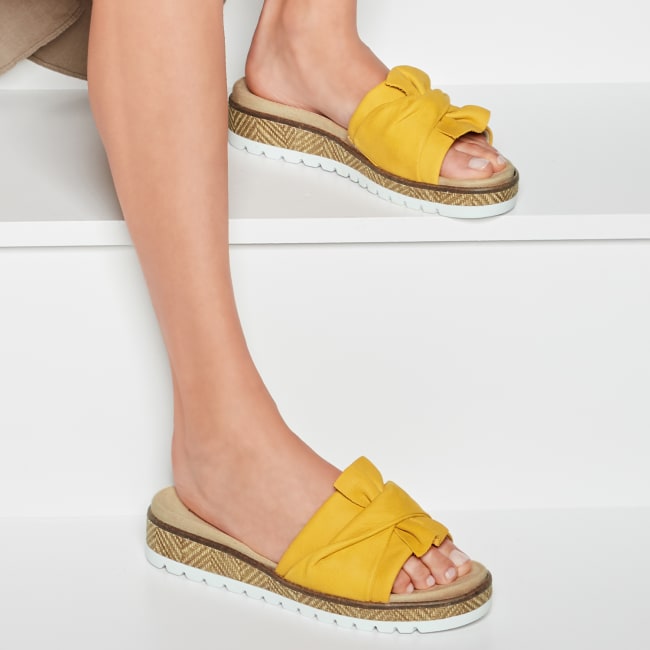 Pantolette mit Schleife Senfgelb – modischer und bequemer Schuh für Hallux valgus und empfindliche Füße von LaShoe.de