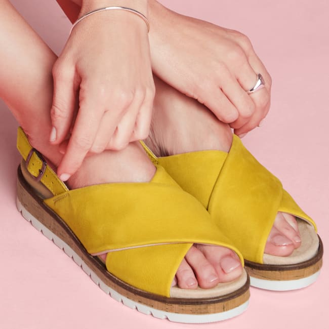 Sandale mit Kreuzriemen Kurkuma – modischer und bequemer Schuh für Hallux valgus und empfindliche Füße von LaShoe.de